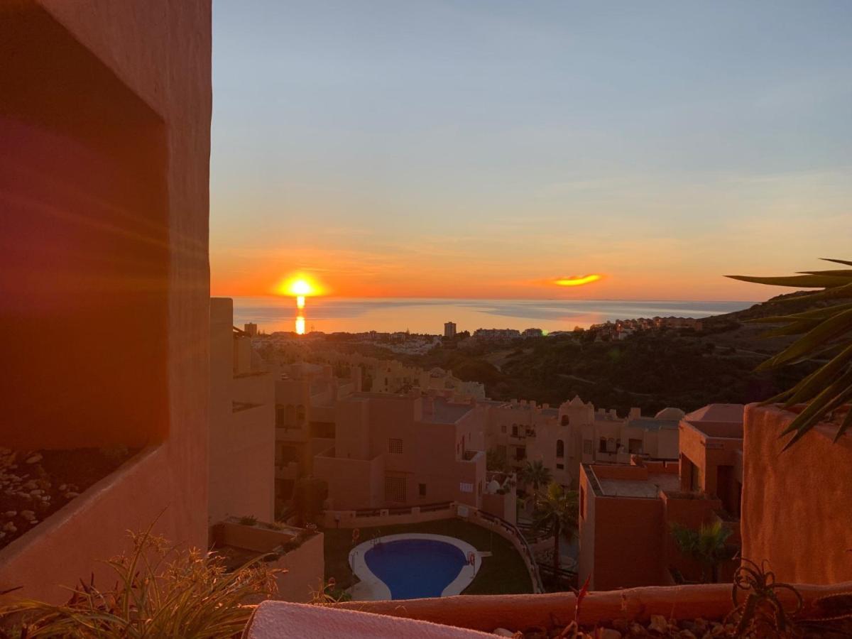 Coto Real 2378 Splendid Views Apartment Манилва Екстериор снимка